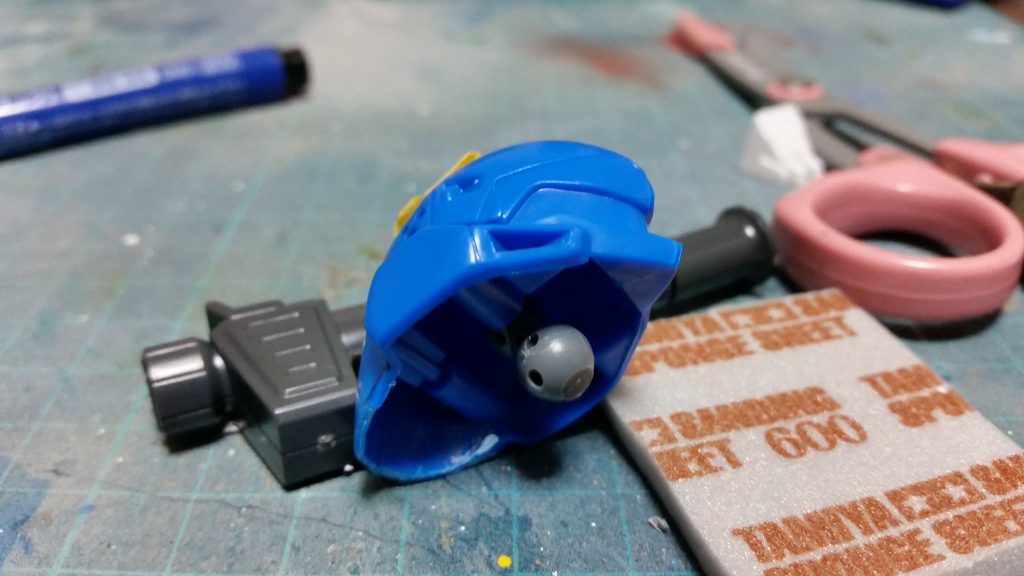 首はキットの違いがあるため、ケンプファーの首をバルバトスに合わせて改造しました。