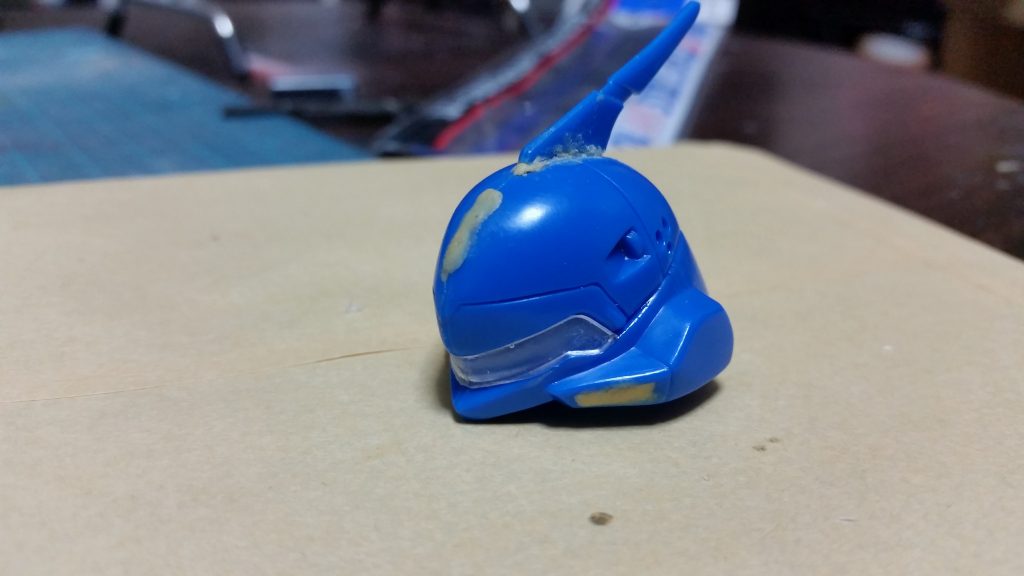 目のカメラレンズ部分は別途レジンで製作し、立体感を出しています。