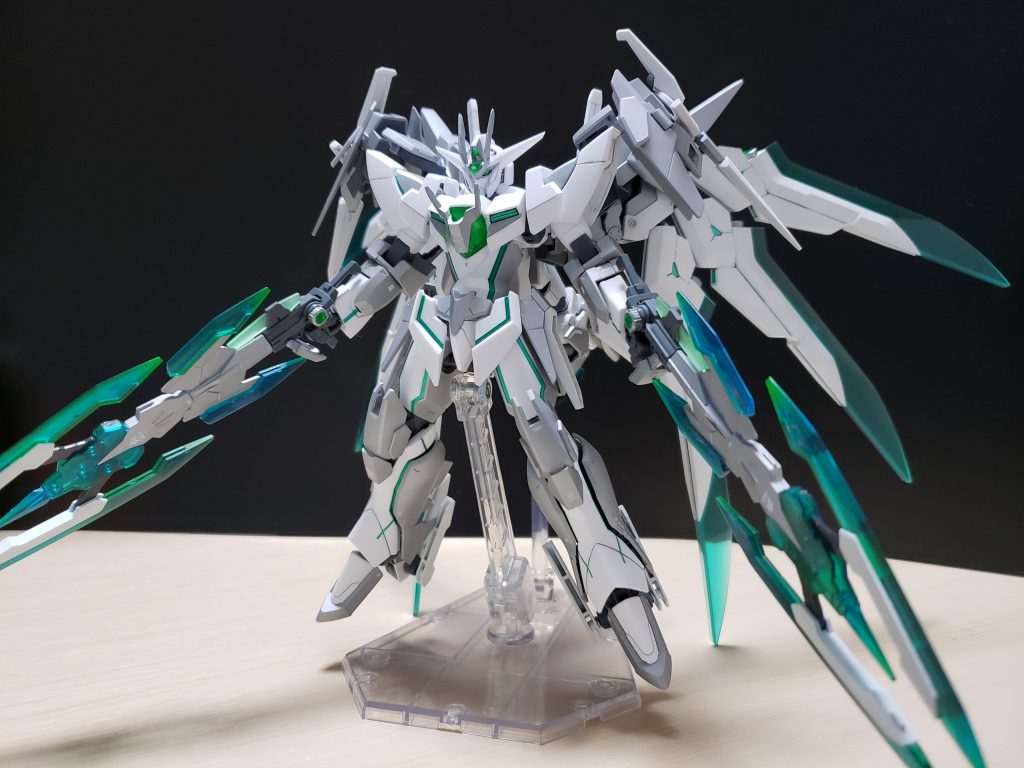 アルジェントバーストフェイズ1
足の装甲、緑の羽が展開しています。
背中の羽はファングという設定で取り外しも可能です。