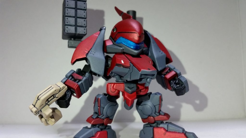 塗装は
本体1(赤):1次塗装でダルレッド、本塗装でマイカレッドを使用。
本体2(グレー):ガンシップグレイ
関節、パイプ:ブラック
グレネードランチャー、ミサイル、レーザーブレード:ガンメタル
パルスライフル:木甲板色
カメラ:下の顔をシルバー、カメラレンズにクリアブルーを使用。
最後にクリアパーツ以外をつや消ししています。