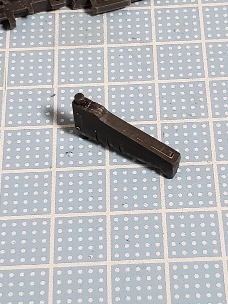 今回はネットの情報を参考に、初めてランナーを使って肉抜きを埋めてみました。