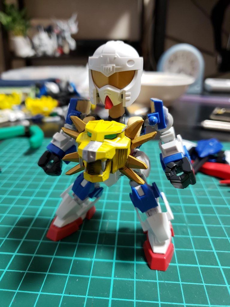 バトルマスクと額のクリスタルが丁度良かったので、頭部はまるっと真駆参大将軍をチョイス。
体はクロスシルエットのダブルオーダイバーを採用しました。ちなみに肩の板はGNドライブの接続パーツを付けてます。合体時にここのジョイントに羽を差し込みます。