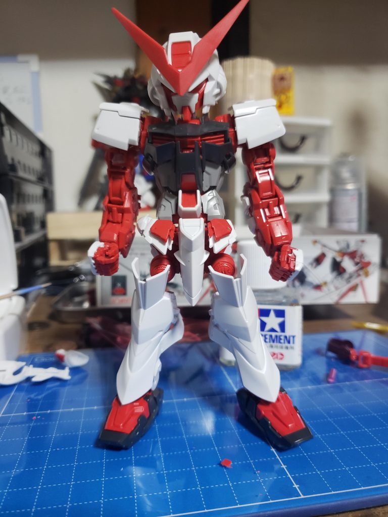 初期案。EXスタンダードの頭部とMGアストレイの胴体を合わせてみた状態です。
最初はあまりのバランスの悪さに困り果てていましたね^^;