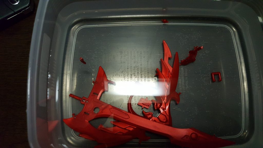 薄め液に浸けてゴールドの塗料を落とし、残りのメッキをキッチンハイターに浸けて落としました(´ω`)
一晩かけて落ちていく様は気持ち良かった(´ω`)