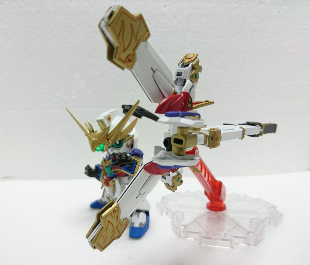 バックパックや鎧を合体させて…