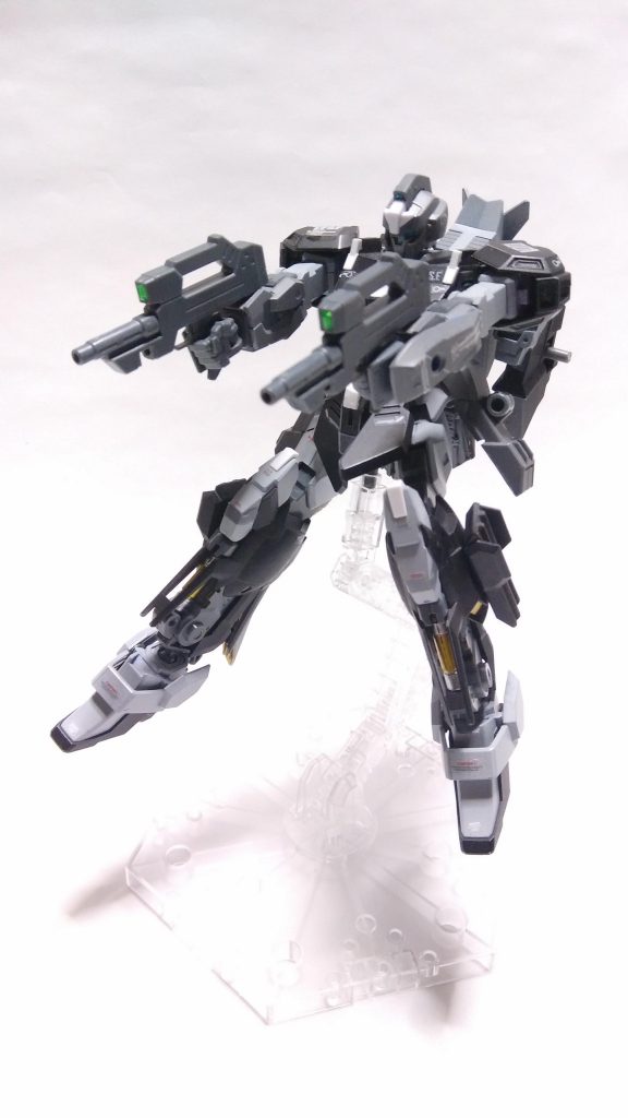 共通武装
ビームライフル
基本仕様の装備、脚部にラックがあり抜き取りが容易な設計となっている