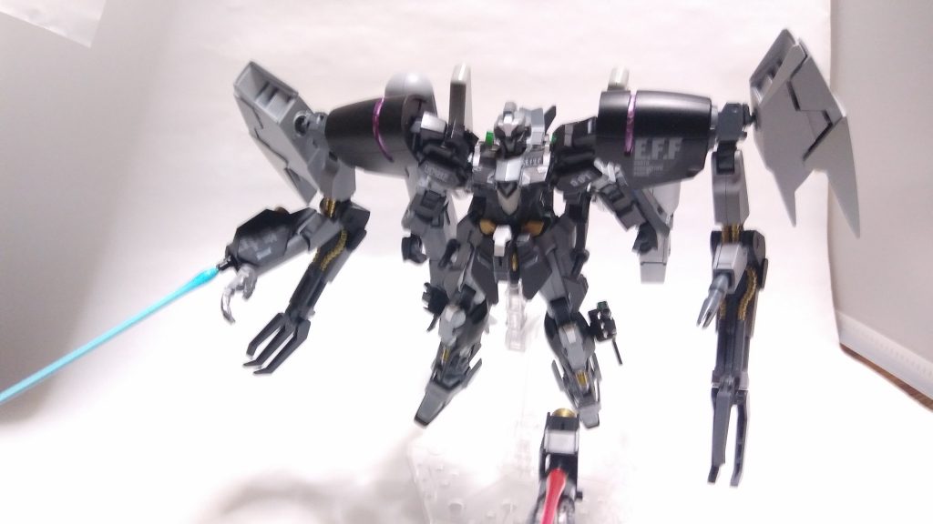 ハンドユニットには大型ビームサーベルが装備されている、さらにハンドユニット自体がファンネルとしても機能する。