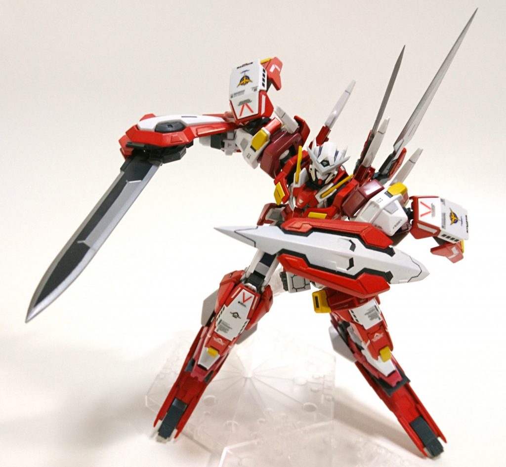 【アクション2:GNシールド】
シールドはプラ板追加とスジ彫りを少々。こちらもマスキングで塗り分けて、細かな修正を筆塗りで行いました。