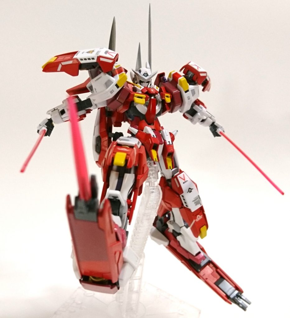 【アクション5:GNクロー】
クロー部のビームエフェクトは、00ガンダムに付属していた短いダガーエフェクトを使用。