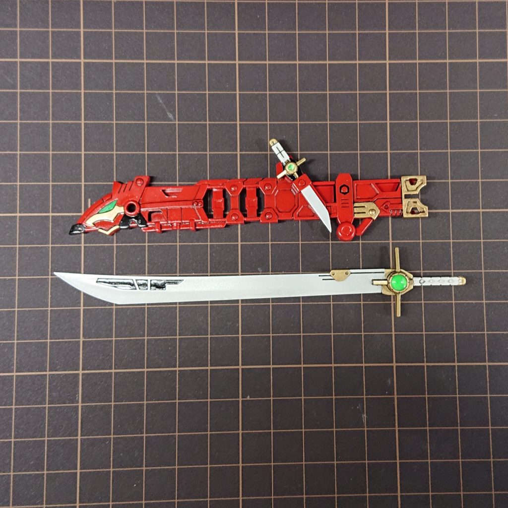 手持ち武器は號刀+小刀。刀先端をシャープにし、鍔にクリアパーツ(H・アイズ)を埋めました。