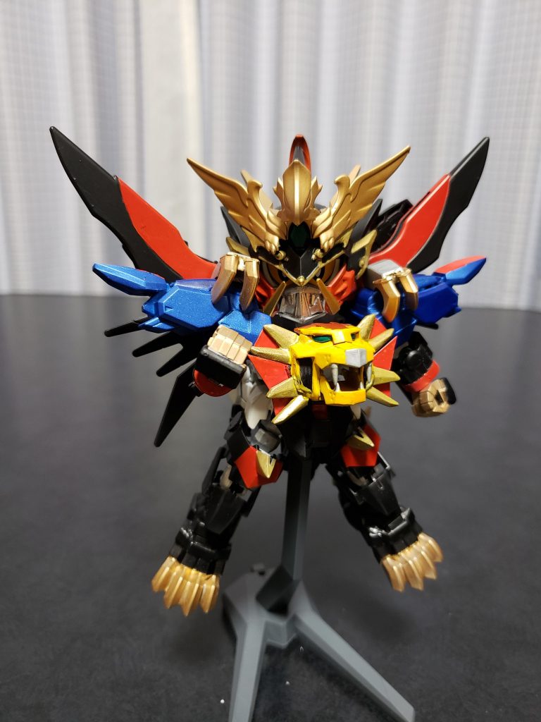 『ジェネシック、ガオ!ガン!ガー‼️』やはり合体ロボは燃えますね♪ガジェットフェザーは背部に埋め込んだネオジウム磁石同士でくっつけてガイガーの手で固定しているため安定してます。
一番こだわったのは、勇者モノのお家芸であるバトルマスクです。ビルドアップパーツのアンテナを細かく切って作りました。