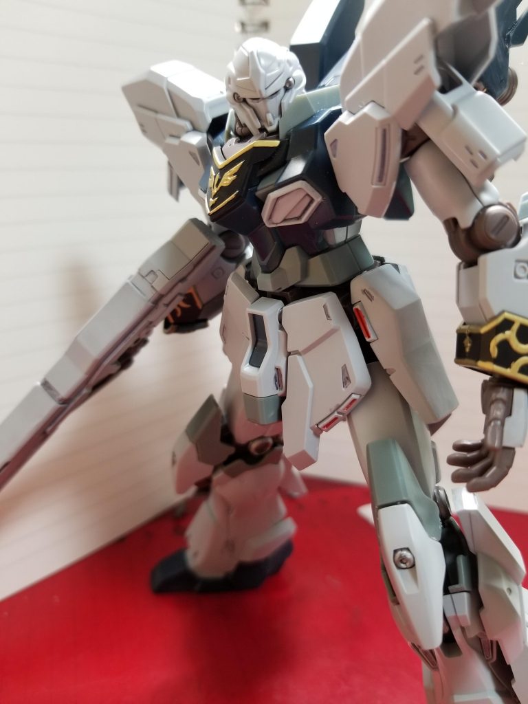 このシナンジュスタインも映画視聴直後に衝動買いした次第です。
エンブレム部分を白ではなく金にしただけの素組ですが。