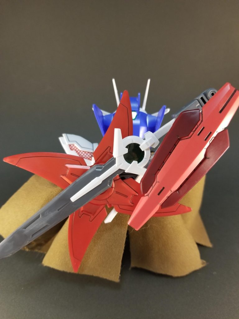 ジョブチェンジの根幹は背中の装備、ウェポンホルダー改×2。
両腕のダガー以外はすべてここに収まっている。