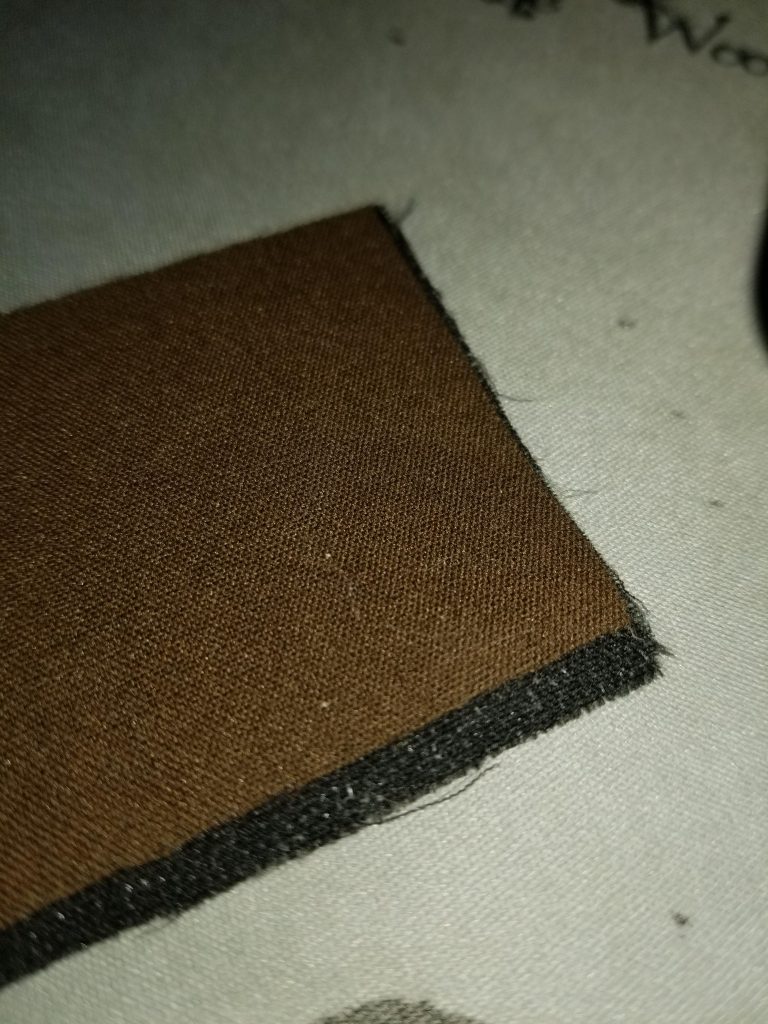 ……
凄いはみ出しましたが、ここから制作工程です!
これはマントに浸かってる布です。
ダイソーのアイロン接着補修布の茶色と黒を張り合わせてます。
裏地を黒にしたので、暗い色のダガーは写真中でかなり見づらくなったかと思います。