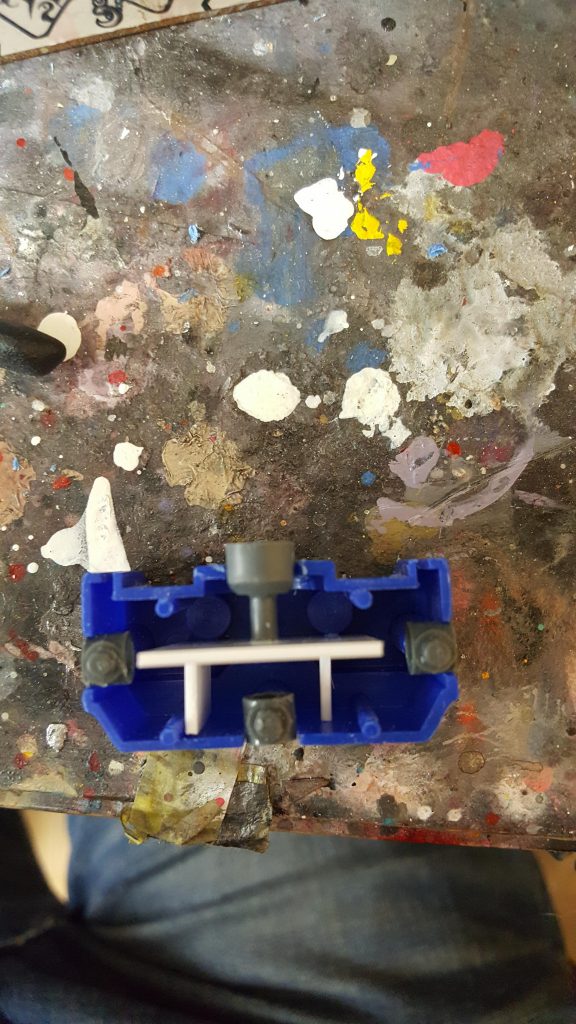 首の可動はこんな感じで(´ω`)
頭を差したときにジョイントがめり込まないよう、プラ板で台を作りました(´ω`)