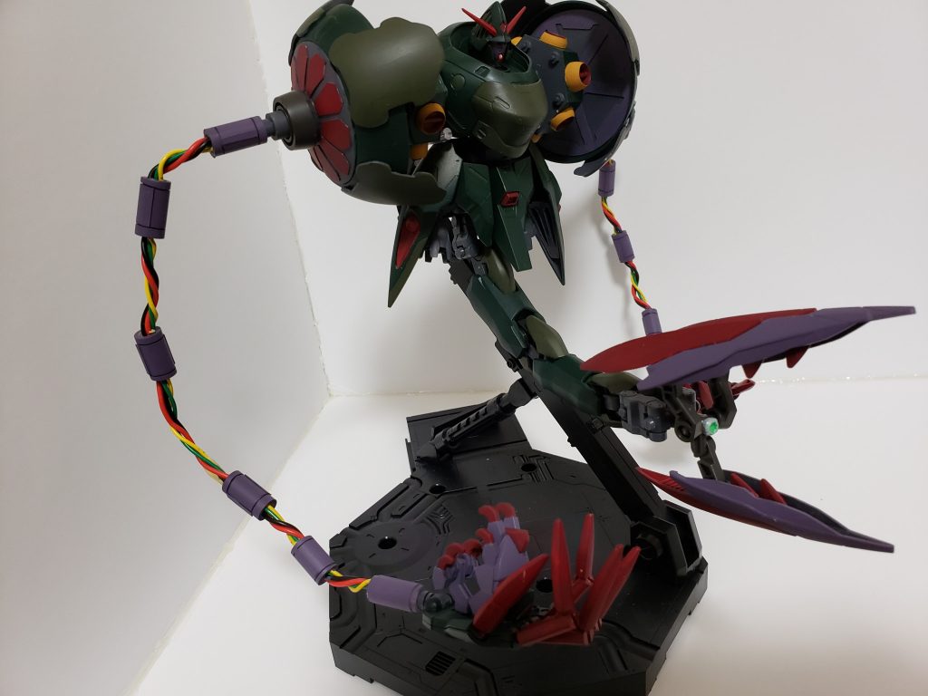 テールクロー展開時
内部にはビーム砲が内蔵されているので掴んだ相手に零距離射撃をお見舞いできます。