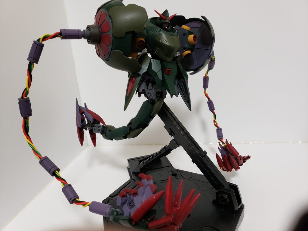 パーツの差し替えで両手を有線式で伸ばすことができます。まさに異形!