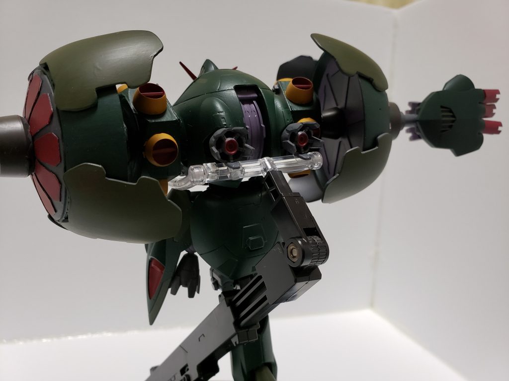 バックショットです。
マンロディのバーニアだと少し迫力に欠けるので市販のものを接着しました。
どうやって支えようかと試行錯誤の結果両脇に透明なプラ棒挿すという強引な方法をとりました。雑ですねw