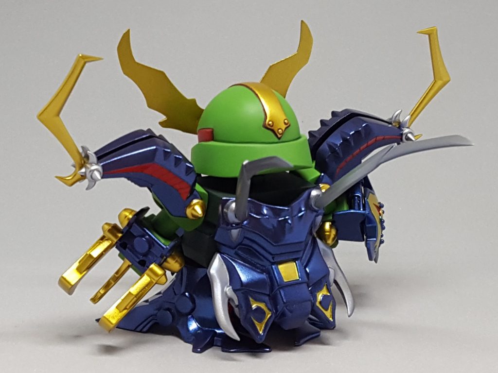 改造点
・頭部を持ち上げ角度をつけ視覚的に大きく見えるようしています。それにあわせ角飾りも角度を変更し見栄え良くしています。
・胴体も貧弱なので幅増ししボリュームアップ。胸当ては干渉部分を削りより密着するように。また足回りがスカスカなのでサイドスカートを大型化し延長しています。
・腕部は若殺駆頭の物を流用し肩に関節を仕込み可動を確保。紅蓮盾は位置が変なので正位置に、鬼爪とあわせて肉抜きを埋めます。
・脚部は取り付け位置を変更し上半身に負けないようどっしりと踏ん張った状態に。
改修後は全てのエッジを調整し#400~#2500まで表面処理をしています。