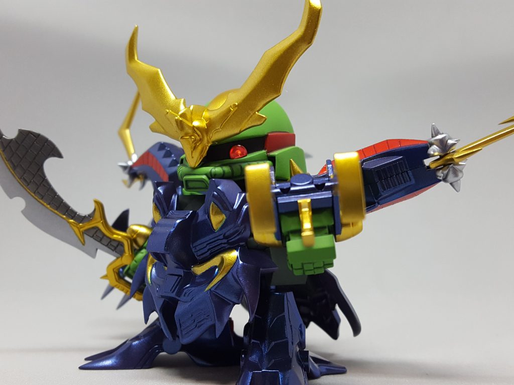 今回の肝。暗黒の欠片は偏光塗料を使用しメタリック調に仕上げています。光量や見る角度により青、紫、黒と変化します。