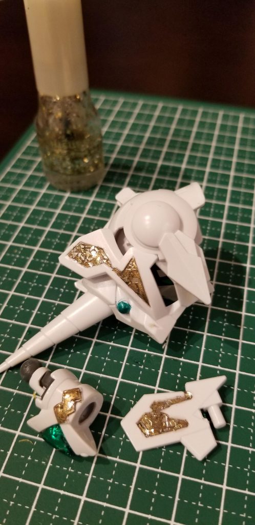 頭部のゴールド部分はシールを使わずに塗装して上からラメ入りマニキュアを塗ってよりゴージャスなキラキラ感を出してみました。
