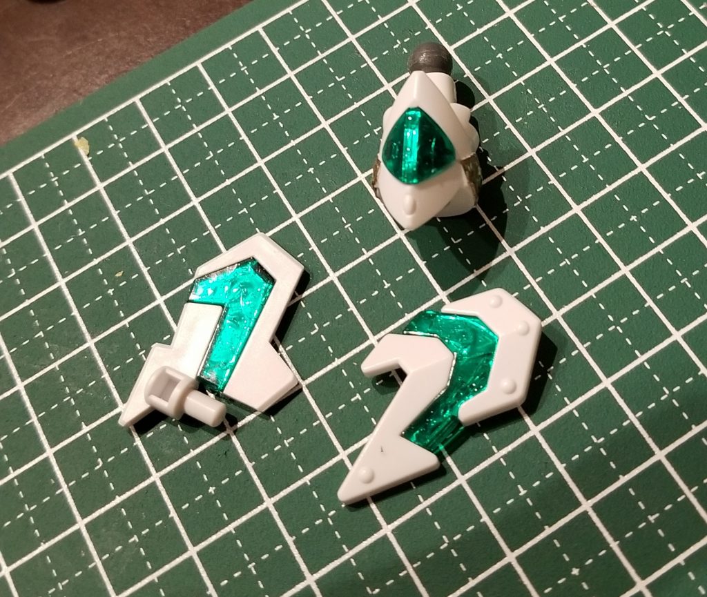 サイコストリームはクリアパーツの下に銀のラピーテープを貼るとエメラルド色に光るようになりました。