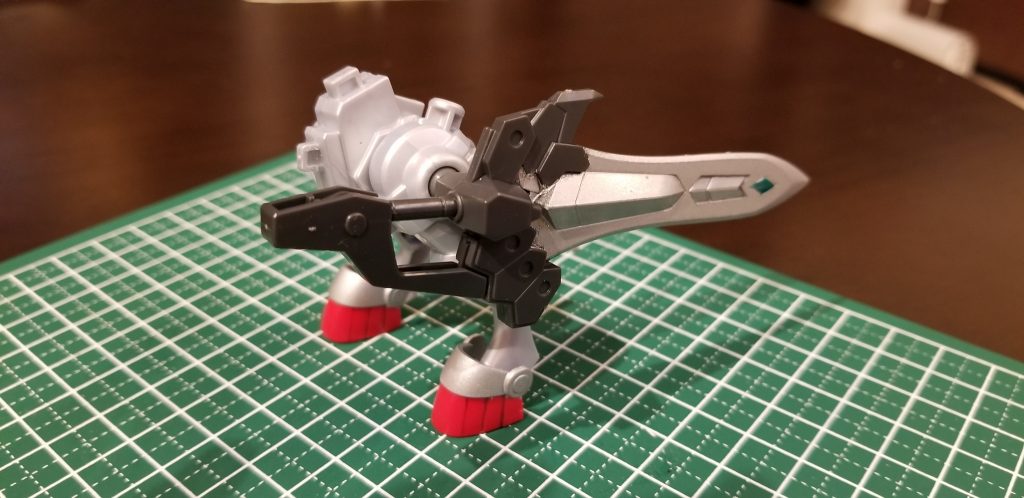 神獣モードの時に後ろ足にホールがあったのでマグナムソードに穴を開け棒を入れポリキャップを着けて装着出来るようにしてみました。