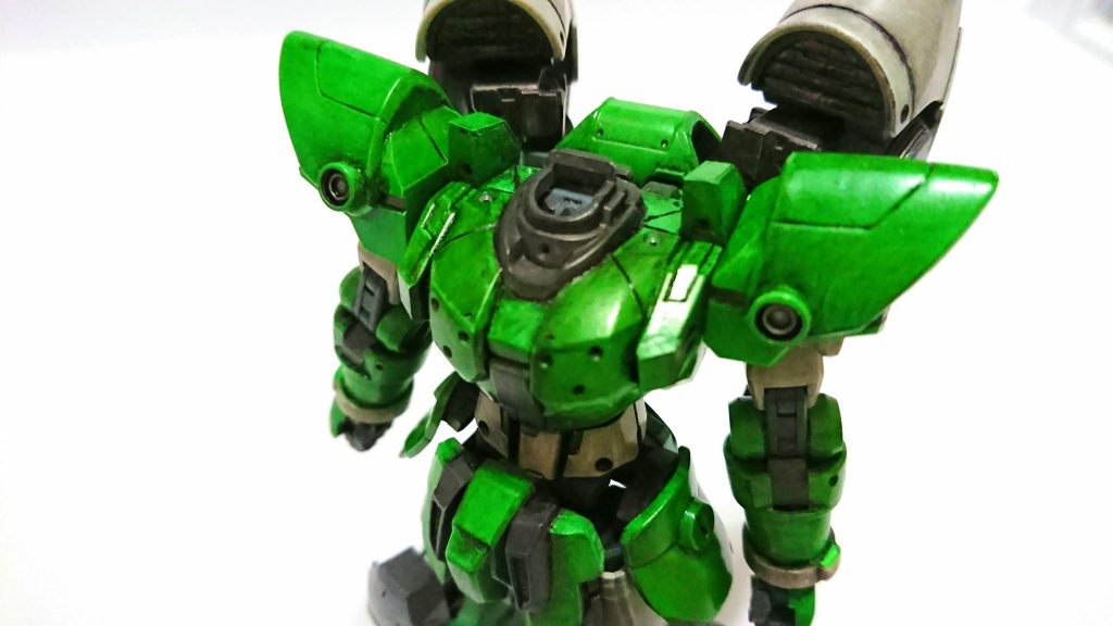 ## 胸部
全体的に改修され軽量化されている他、肩にセンサーを追加。(追加装甲を装着すると使用出来ない)
## 胸部追加装甲
TPS装甲に換装されており、防御力を向上させている。