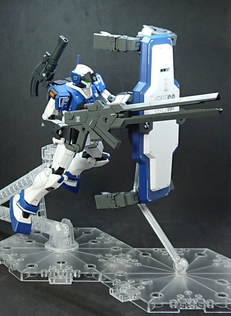 ブースターを展開しての突撃形態。長距離の砲撃戦用としてレールガンも装備。