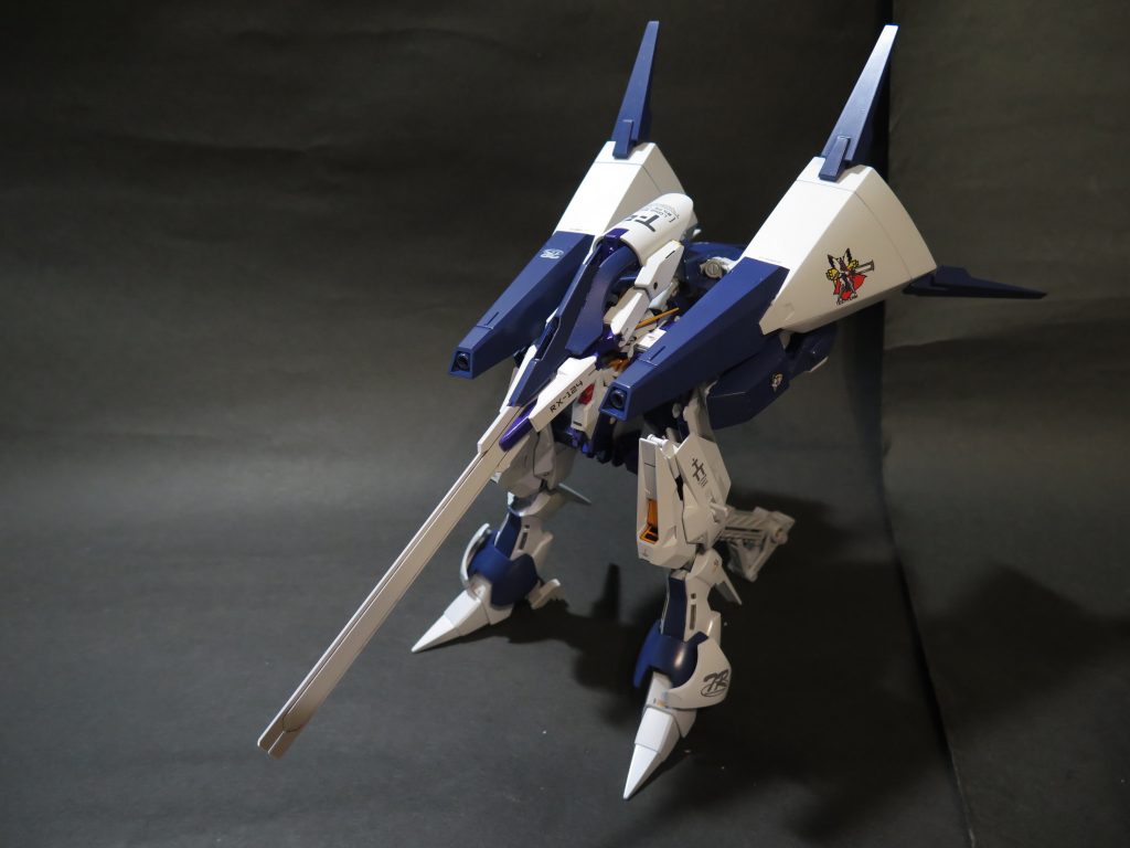 *中間形態:*
MS形態から両脚部だけがクローとして展開,またはMA形態から両脚部だけが歩行脚に変形など,パイロットによって様々の形態で実戦の応用する事も出来る.