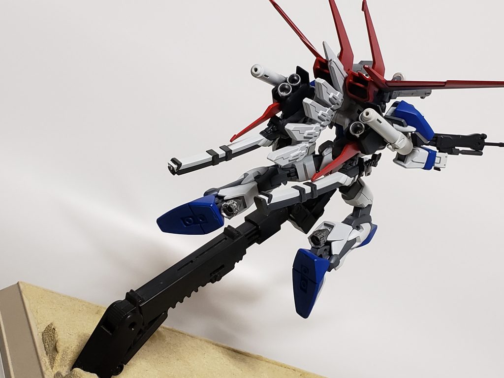 素直にデュエルとストライクを混ぜてます。
ストライカーパックはI.W.S.Pとエールが合体しています。この試験で得たデータが開発2社に共有された。みたいなw