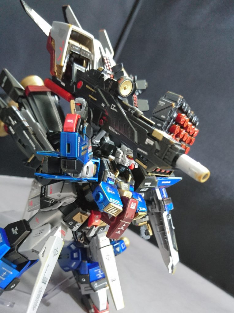 武器その4 強化型背部長距離ビームキャノン
フルアーマーガンダム7号機のビームキャノンを少しいじってみました!
MGシャイニングの肩パーツを着けて少し変化させました!