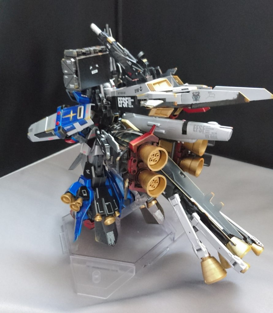 後ろ姿です。
「オリジナル重装備のフルアーマーを作ろう!」といったところから始まり、
「やっぱりバーニアは沢山欲しいな。」
「武器は火力が欲しいな」
っとやっていたら、パイロットにかかるGが大変なことになりそうな重装ガンダムができてしまいました(笑)
続きまして武装の紹介です( ・∇・)