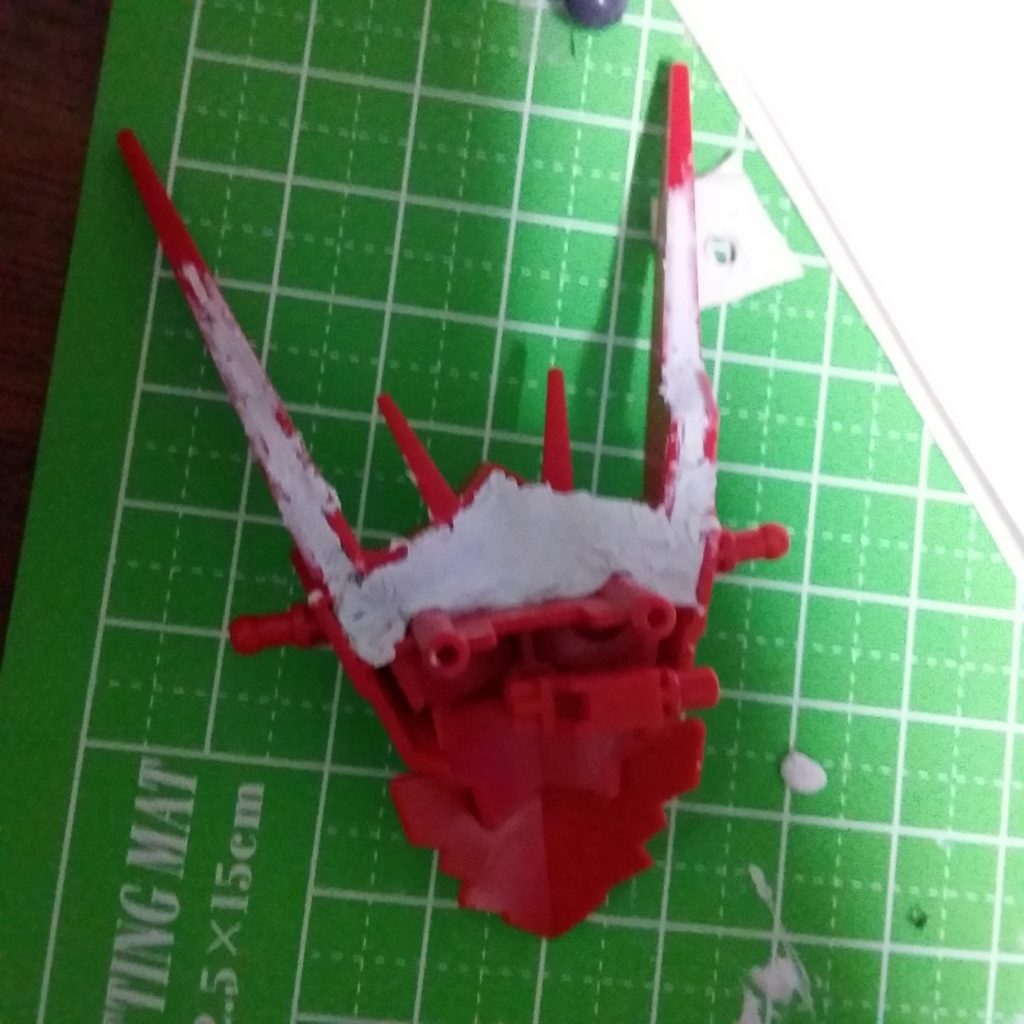 小さな工夫ですが、パテで穴埋め