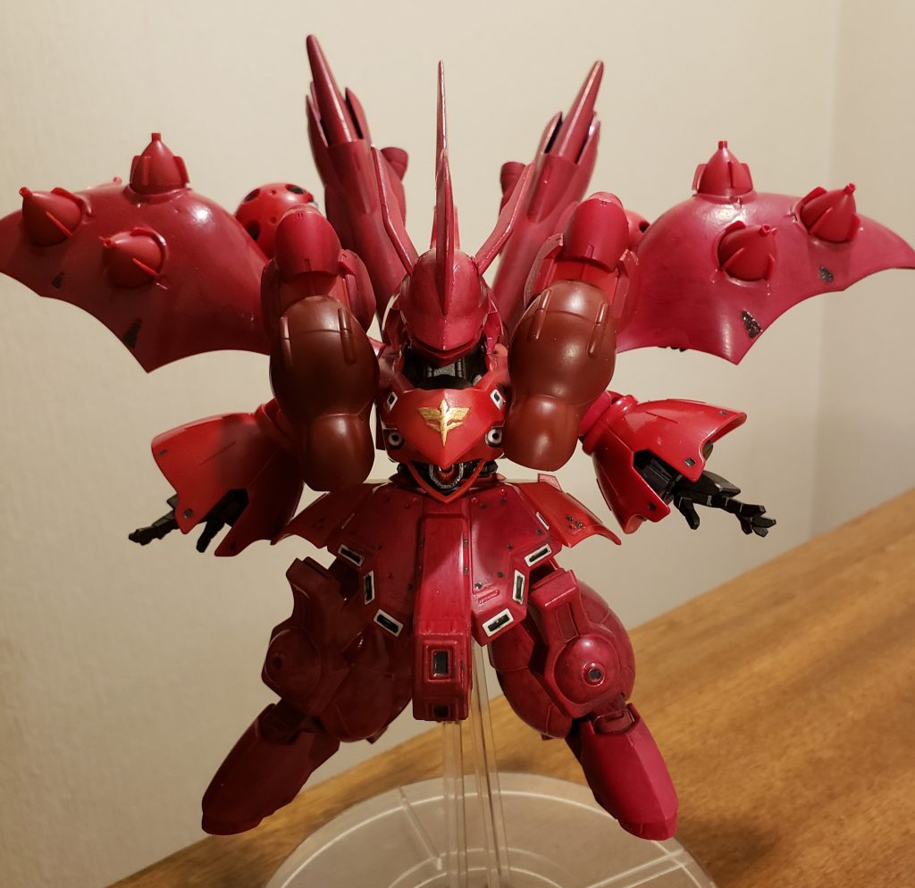 クロスシルエットフレームを使えばよいのですが、さらに足を伸ばしたいと思いマンロディの地上用の足を加工したものに変更しました。代わりに足のパーツを腕に装着しキュベレイ風になりました。