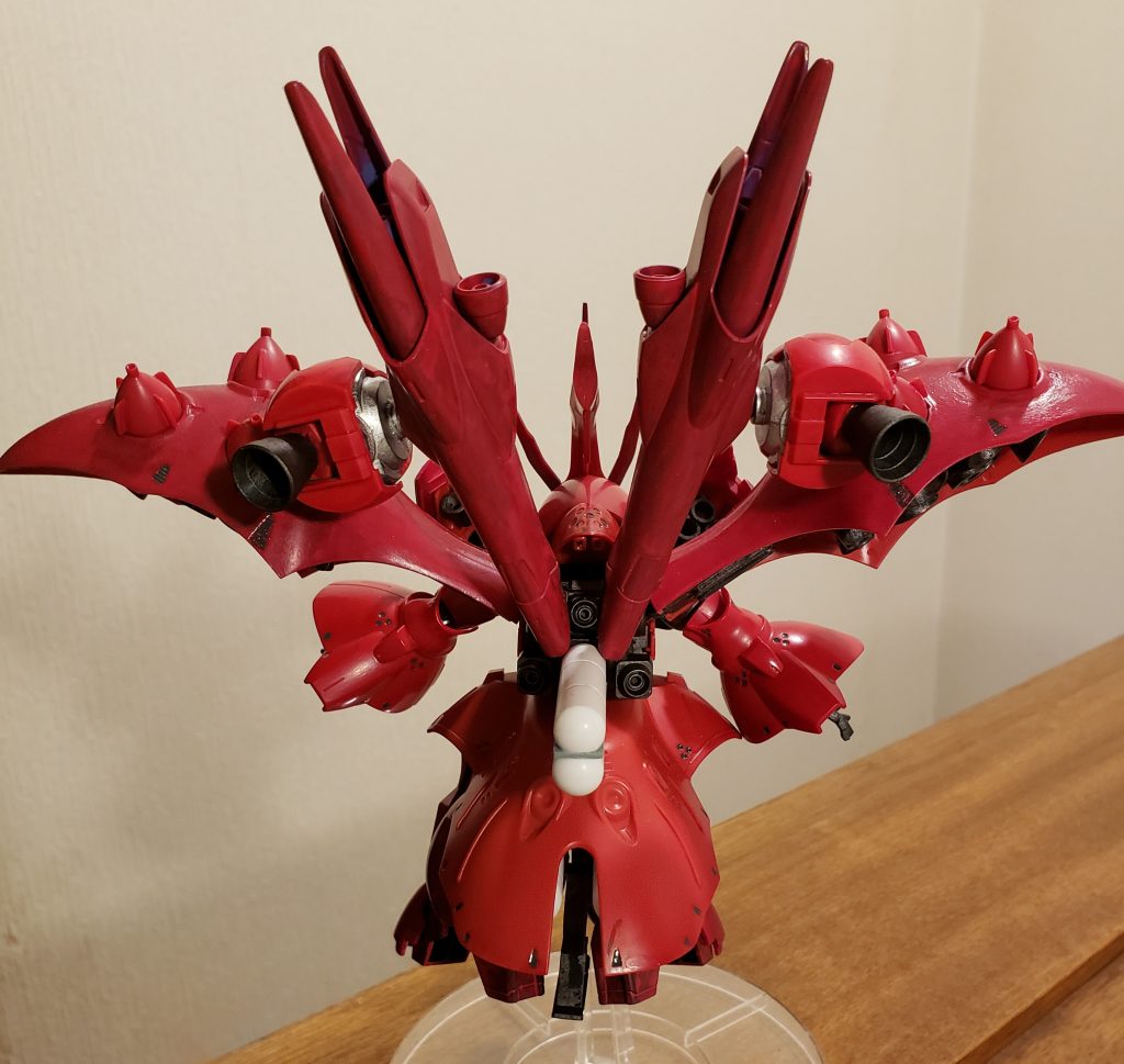 背中のプロペラントタンクは肉抜きがあり本来ならしっかり埋めるべきですが、ふと肉抜き同士を合わせると意外にいい感じになったのでツインプロペラントタンクとしました。
また、キマリスの追加オプション装着し、機動力をあげつつ、ファンネル仕様に変えたタイタスの肩も装備させました。ナイチンゲールの持つ射撃型のファンネルとは別に直接攻撃可能なファンネルという設定です。