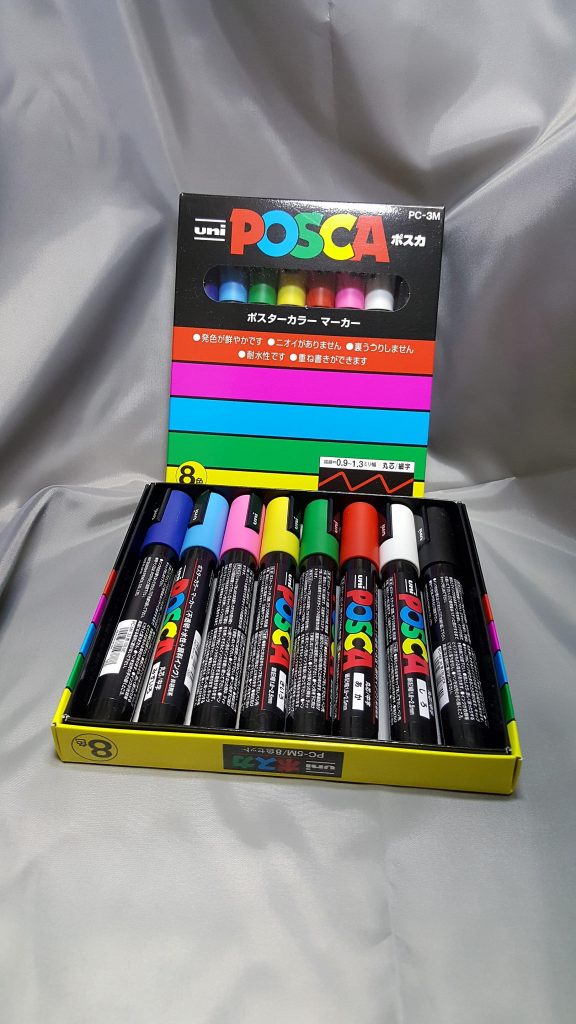 使用したのはポスカの8色入り、細字と中字です。部分塗装でもっと細い芯を使ってる方はいるかと。
タミヤマーカーやガンダムマーカーは平芯ですが、ポスカは丸芯です。