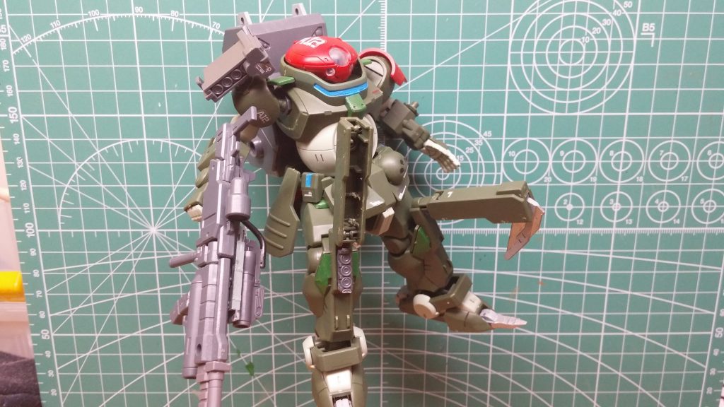 左足はいつも通りの近距離武器
右足は遠距離のミサイルポットを積んでいます