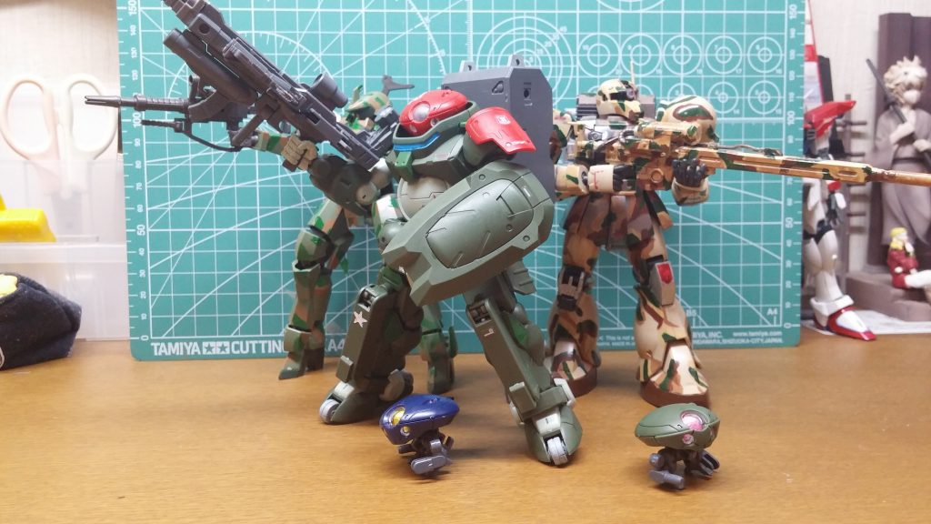第7機甲師団の様に迷彩で塗装したガンプラを横に置くとまた良いですね