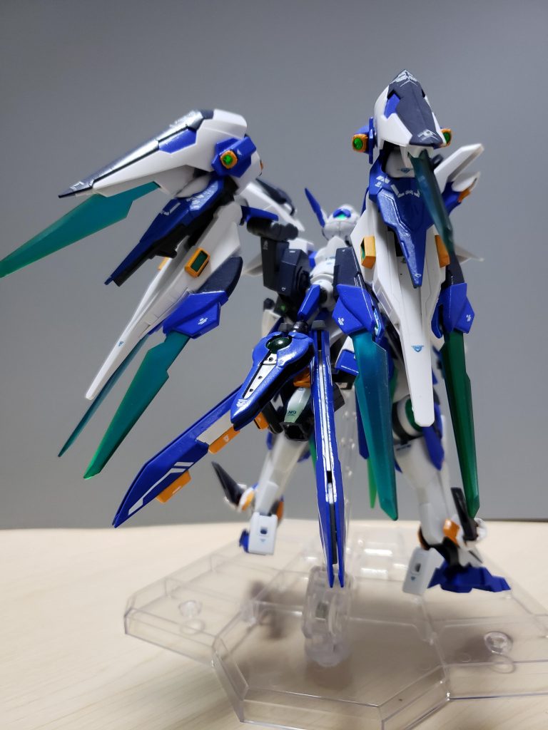 画像を載せきれなかったのでこちらに後ろ姿を。
バスターソードとバスターソードⅡのパーツがついています。