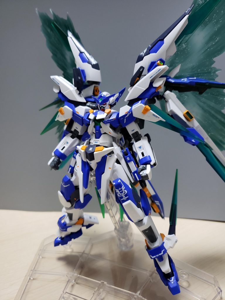 バーストモード
顔を差し替え、各所にクリアパーツを付けて、GNフェザーを付けました。
フォルテギガスの必殺技状態をイメージしております。
フェイスオープン、光の翼の展開とこれも好きな要素です。