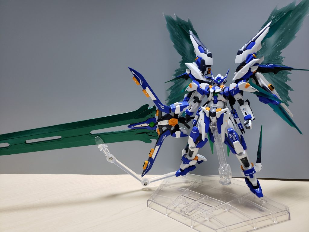 GNバスターソードⅡ
背中についてるパーツを剣に付けてさらにエフェクトパーツを付けて巨大剣にしています。
これもラフトクランズのギミックになります。
巨大剣はロマン…!