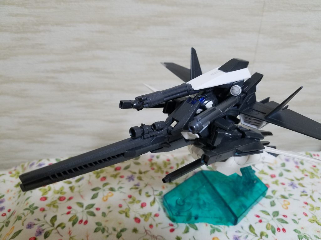 変形して飛行形態に。合計8門の一斉射撃!