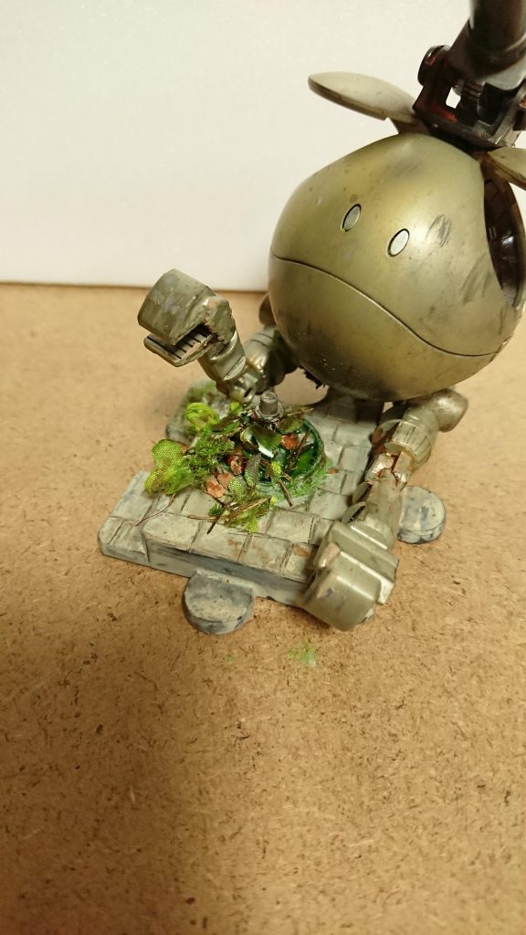 台座は中央が丸く窪んでいるのでそこは水溜り風に湿り塗装をし、コケや草を生やしてみました。