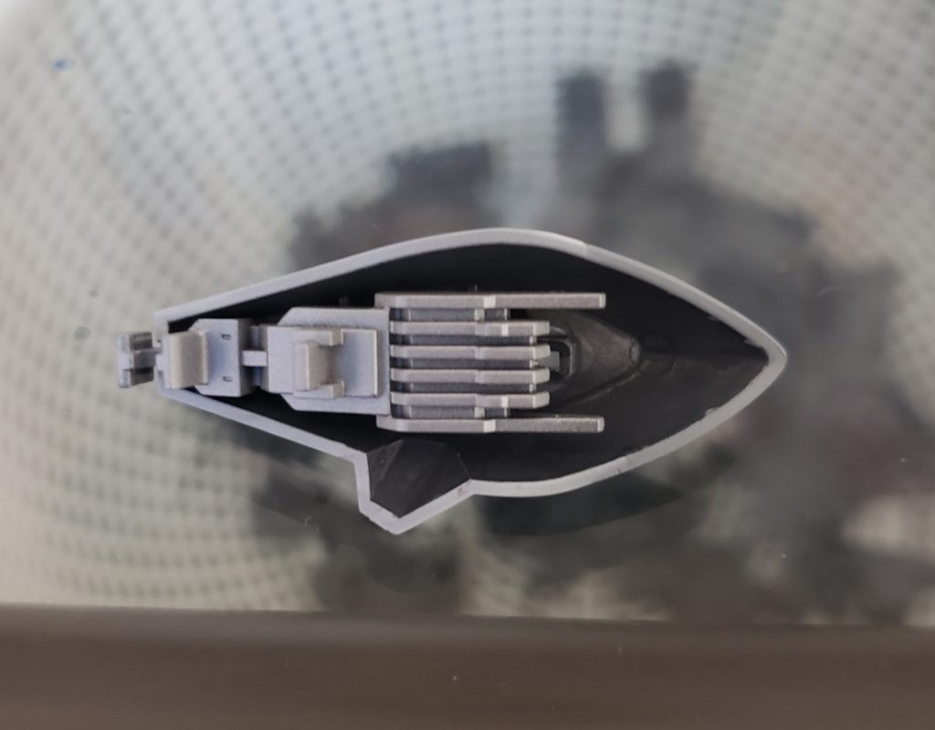 なんとなく装甲裏面も塗装、エナメル筆塗りの簡単作業です。
写真のフィン?部分にガイアの銀サフ使用 このサフは白塗装部分に下地でも使ってみましたが良かったです。