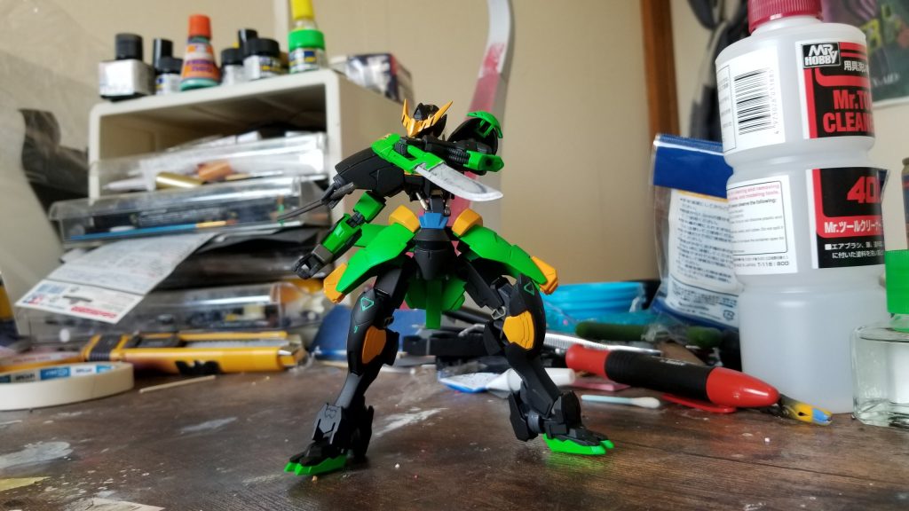 2つ目は片刃式ブレード。
普段は腰部後方の鞘に納めてあります。