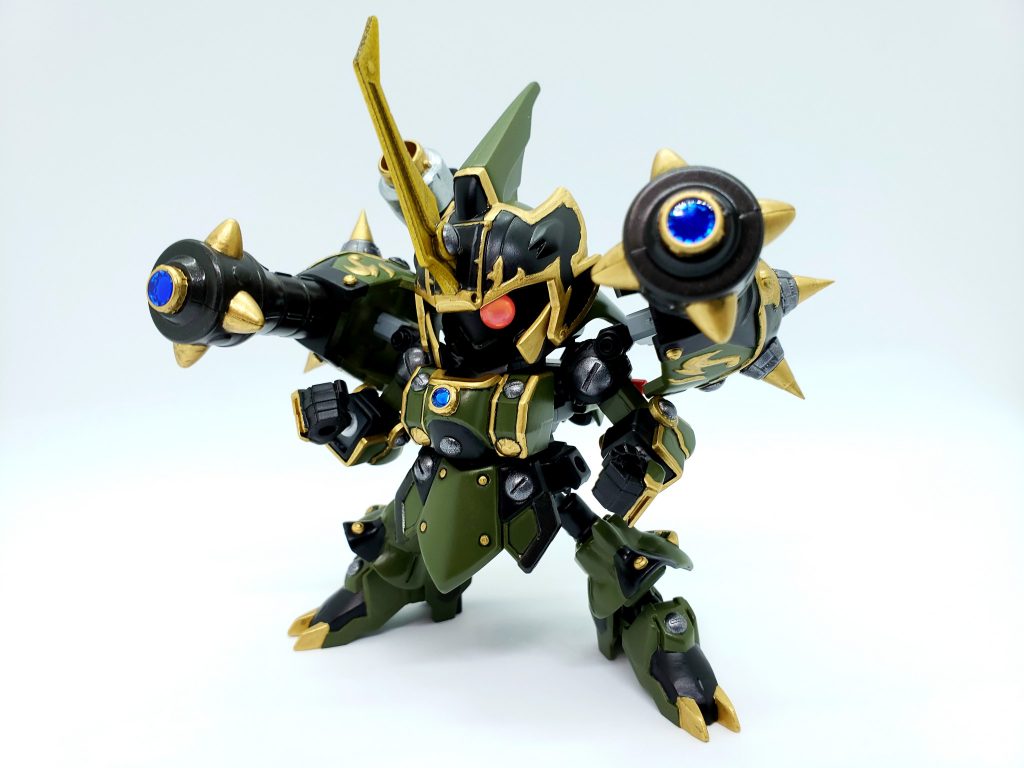 肩鎧を可動させて突撃衝角形態に。