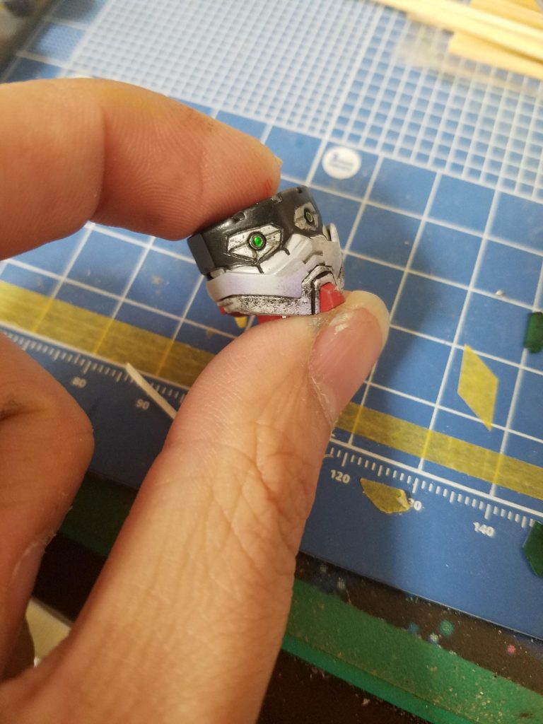 付属シールを元にガイドを作成、目の部分を筋彫りし、中央部をピンバイスでくりぬき、丸モールドを埋め込み。
中央の丸からテキトーに線をいれ、コンバージのようなディテールの入ったツインアイを目指しました。