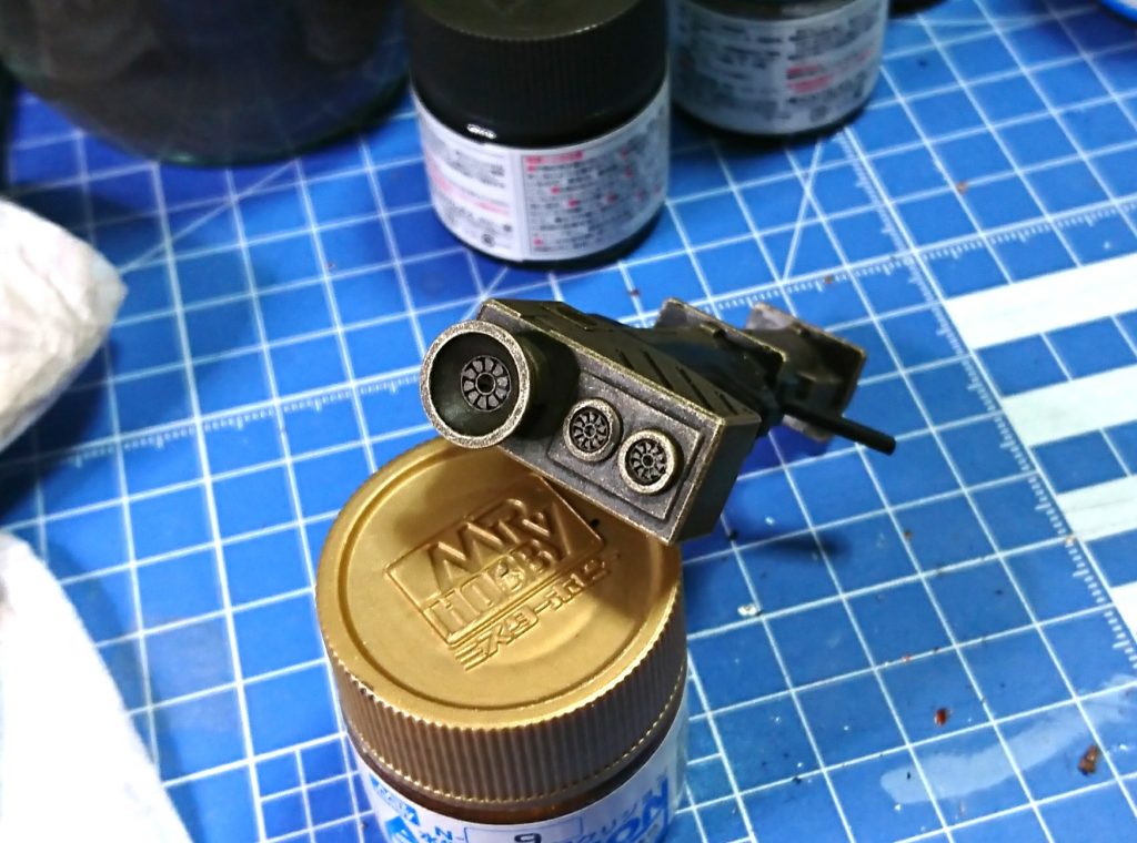 金属部分は、黒サフの後、焦げ茶 → 銅 → 金 → 金+銀 とドライブラシを重ねました。