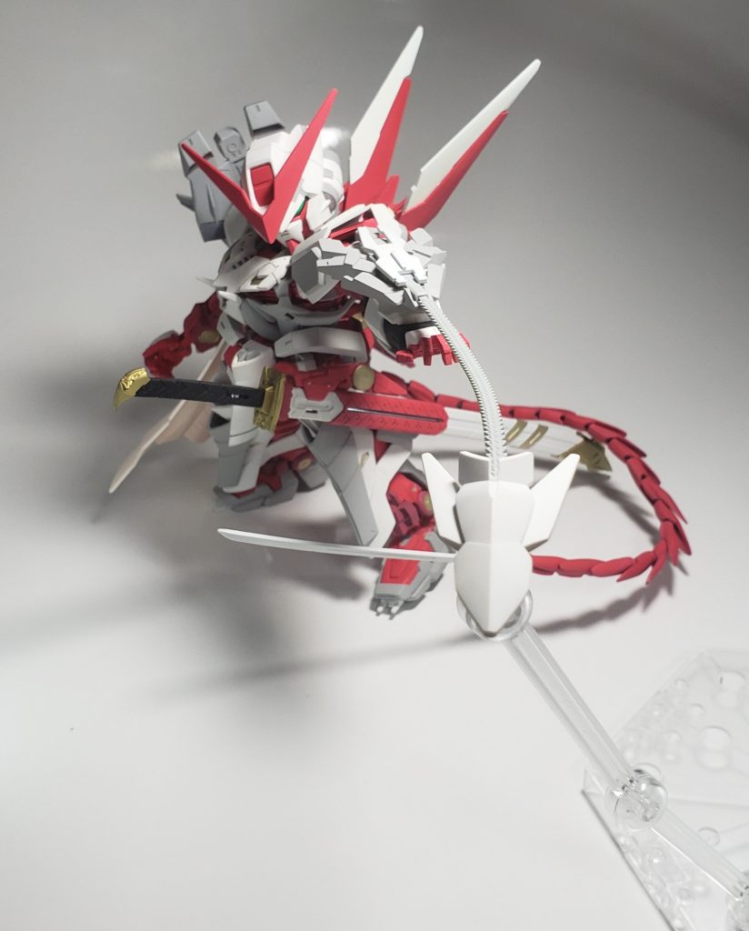 追加武装1
ドラゴンエッジ

左腕の盾に装備されます。アルトロンガンダムのドラゴンハングのように伸縮し、伸縮していない場合にも近接武器として使用する事が可能です。